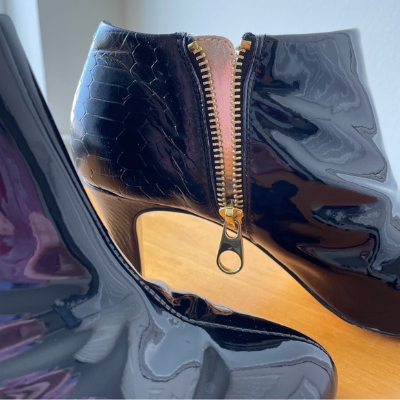 GORGEOUS Ted Baker London patent leather booties with bold gold accents! 38.5 - Picture 16 of 16